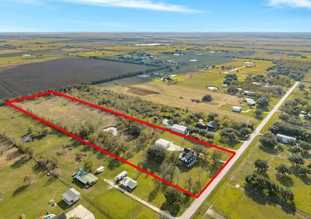 Photo 4 of Sale Pending at 310 County Rd 47, Angleton, TX 77515 | MLS# 14516361 | Listing updated on 2026-09-11