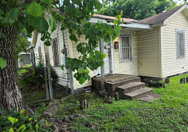 2nd image of 1609 Cavalcade St, Houston, TX 77009 | MLS# 83434529