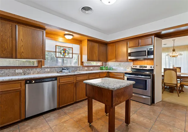 2nd image of 2721 Oak Dr, Bay City, TX 77414 | MLS# 10744313