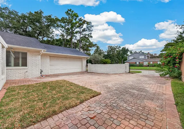 35th image of 11322 Oak Spring Dr E, Houston, TX 77043 | MLS# 54006498