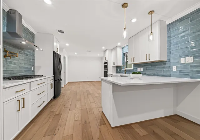 3rd image of 11322 Oak Spring Dr E, Houston, TX 77043 | MLS# 54006498