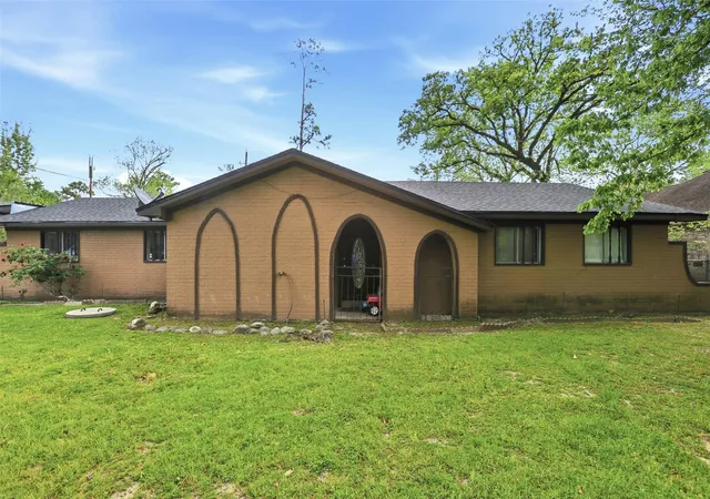 Photo 3 of Single family home for sale at 21818 Forest Glade Dr, Humble, TX 77338 | MLS# 5665110 | Listing updated on 2026-04-15