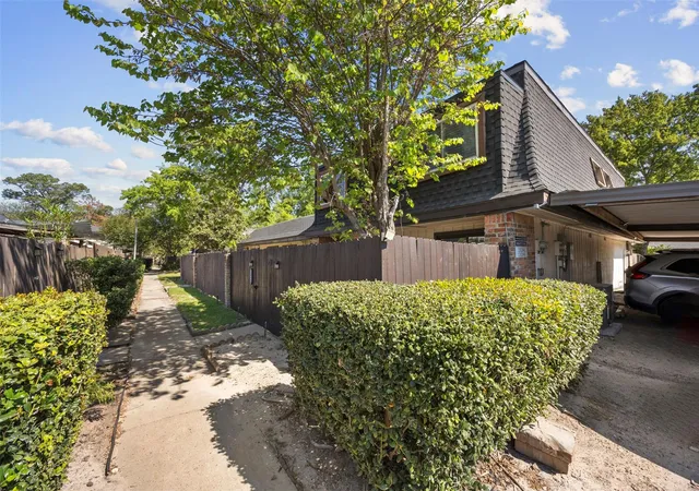 Photo 3 of Townhouse for sale at 12020 Mighty Oak Dr #B, Houston, TX 77066 | MLS# 92065216 | Listing updated on 2026-04-22