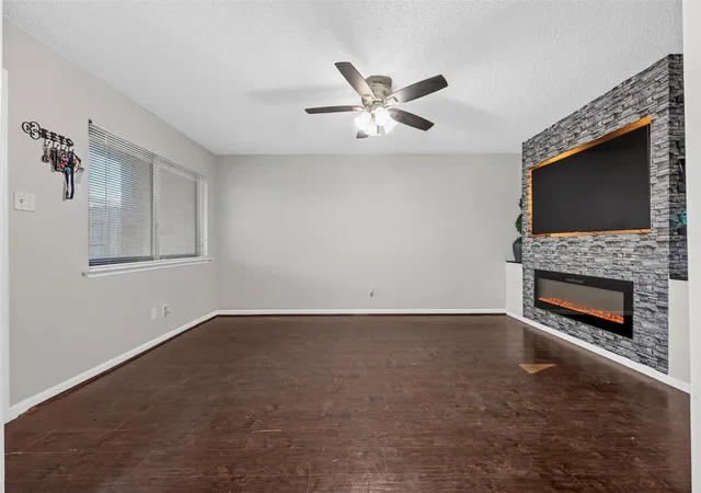 Photo 4 of Townhouse for sale at 12020 Mighty Oak Dr #B, Houston, TX 77066 | MLS# 92065216 | Listing updated on 2026-04-22