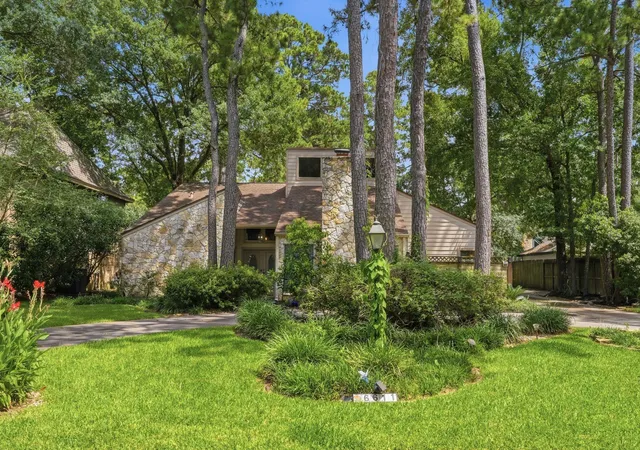 Photo 2 of Single family home for sale at 6611 Rippling Holw Dr, Spring, TX 77379 | MLS# 25985554 | Listing updated on 2026-07-30
