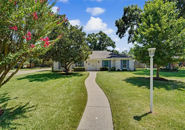 Photo 1 of Sale Pending at 1010 Beachcomber Ln, Houston, TX 77062 | MLS# 10212286 | Listing updated on 2026-09-20