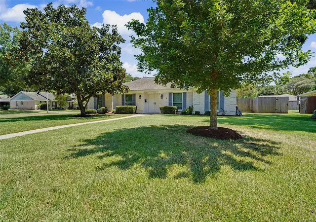 Photo 2 of Sale Pending at 1010 Beachcomber Ln, Houston, TX 77062 | MLS# 10212286 | Listing updated on 2026-09-20