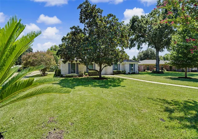 Photo 3 of Sale Pending at 1010 Beachcomber Ln, Houston, TX 77062 | MLS# 10212286 | Listing updated on 2026-09-20