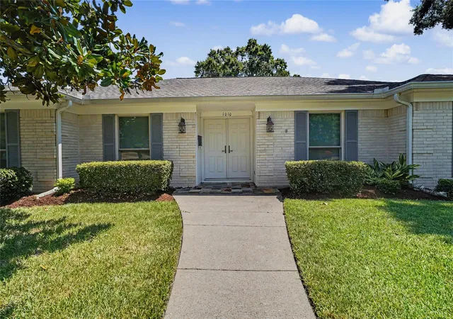 Photo 3 of Sale Pending at 1010 Beachcomber Ln, Houston, TX 77062 | MLS# 10212286 | Listing updated on 2026-09-20