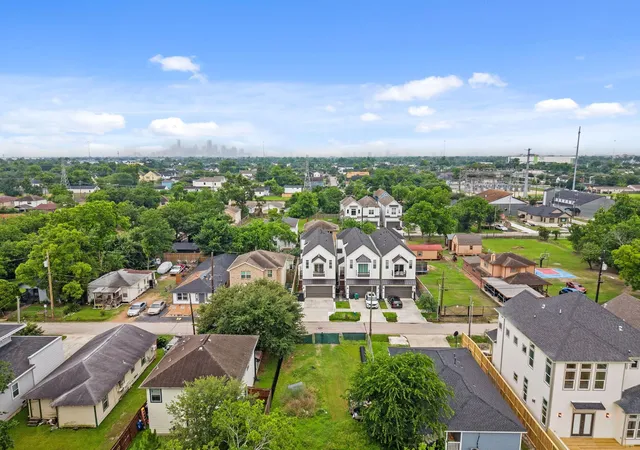 Photo 2 of Single family home for sale at 816 E 38th St #C, Houston, TX 77022 | MLS# 79464243 | Listing updated on 2026-08-27
