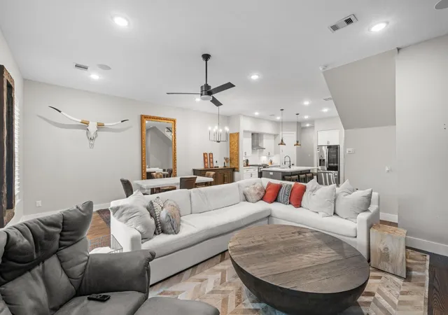 Photo 3 of Single family home for sale at 816 E 38th St #C, Houston, TX 77022 | MLS# 79464243 | Listing updated on 2026-08-27