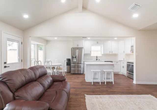 4th image of 4913 Deerwood Cir, Baytown, TX 77521 | MLS# 49852569