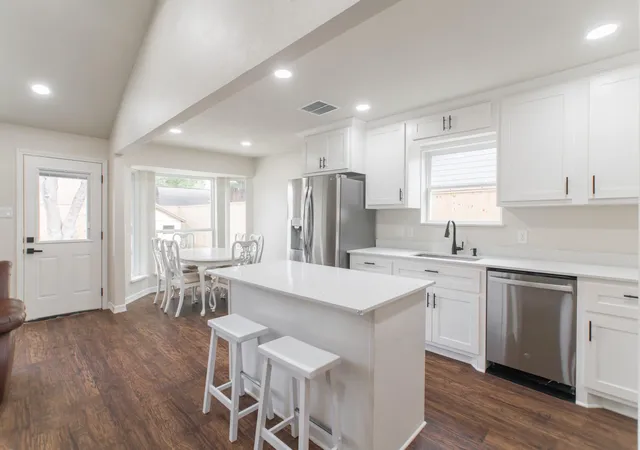 5th image of 4913 Deerwood Cir, Baytown, TX 77521 | MLS# 49852569