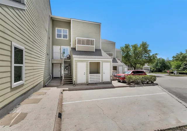 3rd image of 34 April Point Dr S, Montgomery, TX 77356 | MLS# 13713862