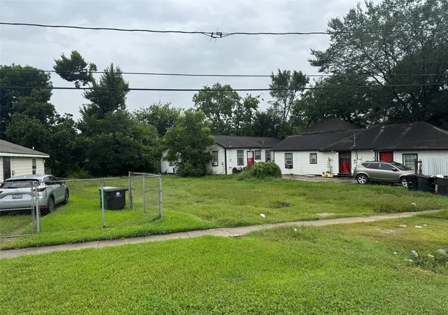Photo 3 of Single family home for sale at 2512 Altoona St, Houston, TX 77026 | MLS# 97856094 | Listing updated on 2026-09-03