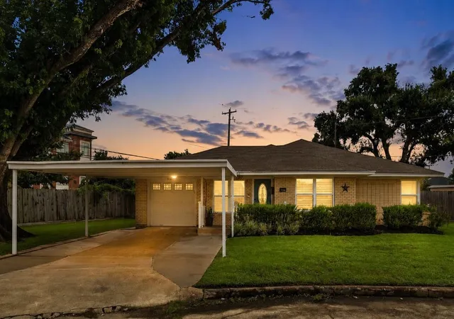 Photo 2 of Sale Pending at 1734 Knightwick Dr, Houston, TX 77008 | MLS# 70507173 | Listing updated on 2026-08-24