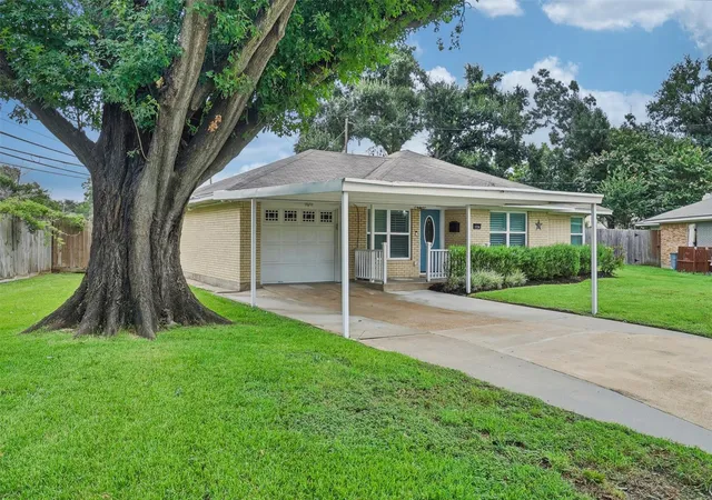 Photo 3 of Sale Pending at 1734 Knightwick Dr, Houston, TX 77008 | MLS# 70507173 | Listing updated on 2026-08-24