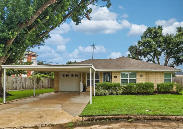 Photo 3 of Sale Pending at 1734 Knightwick Dr, Houston, TX 77008 | MLS# 70507173 | Listing updated on 2026-08-24