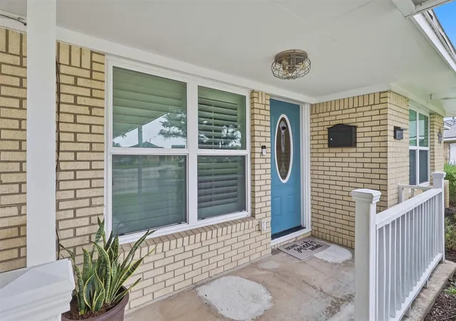 Photo 4 of Sale Pending at 1734 Knightwick Dr, Houston, TX 77008 | MLS# 70507173 | Listing updated on 2026-08-24