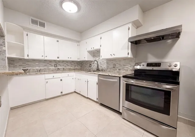 2nd image of 2503 Mccue Rd #6, Houston, TX 77056 | MLS# 20119733