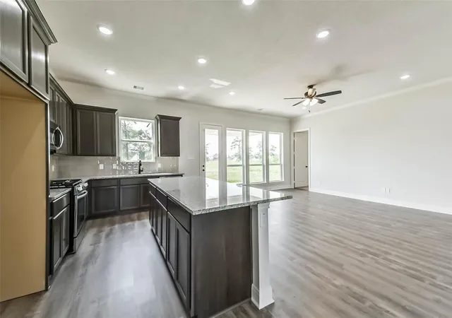 4th image of 6427 Tomahawk Dr, Baytown, TX 77523 | MLS# 94859698