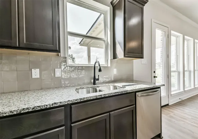 5th image of 6427 Tomahawk Dr, Baytown, TX 77523 | MLS# 94859698