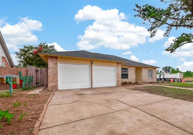 2nd image of 7627 Green Lawn Dr, Houston, TX 77088 | MLS# 93211413