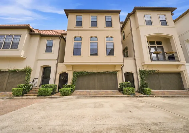 Photo 2 of Single family home for sale at 911 Queen Annes Rd, Houston, TX 77024 | MLS# 57381459 | Listing updated on 2026-08-30