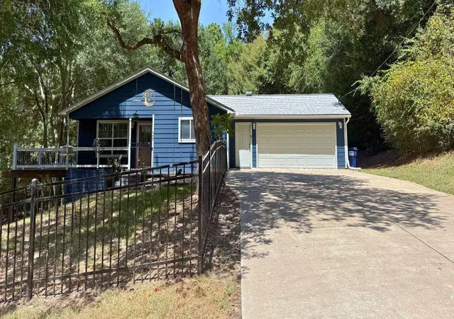 2nd image of 445 Loop Dr, Livingston, TX 77351 | MLS# 6828890