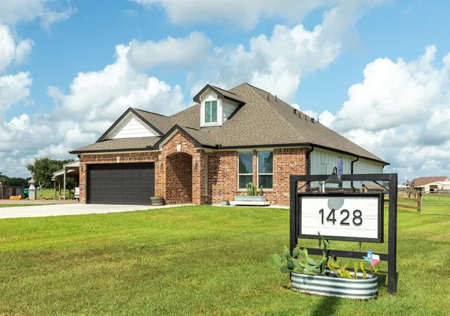 Single family home for sale at 1428 Palamino Trl, Angleton, TX 77515 | MLS# 816145