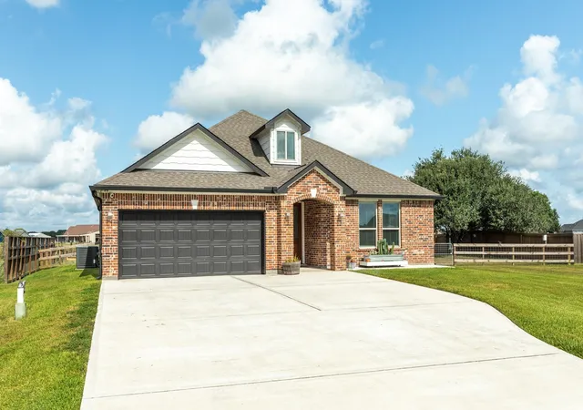 Photo 3 of Single family home for sale at 1428 Palamino Trl, Angleton, TX 77515 | MLS# 816145 | Listing updated on 2026-09-21