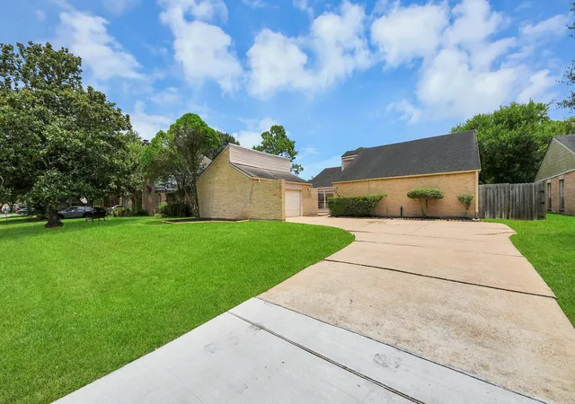 Photo 2 of Sale Pending at 2219 Valley Manor Dr, Missouri City, TX 77489 | MLS# 78283550 | Listing updated on 2026-09-20