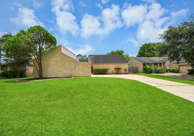 Photo 3 of Sale Pending at 2219 Valley Manor Dr, Missouri City, TX 77489 | MLS# 78283550 | Listing updated on 2026-09-20