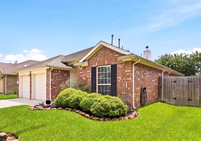 Photo 2 of Single family home for sale at 8226 Mandalay Bay Dr, Baytown, TX 77523 | MLS# 76085444 | Listing updated on 2026-09-02