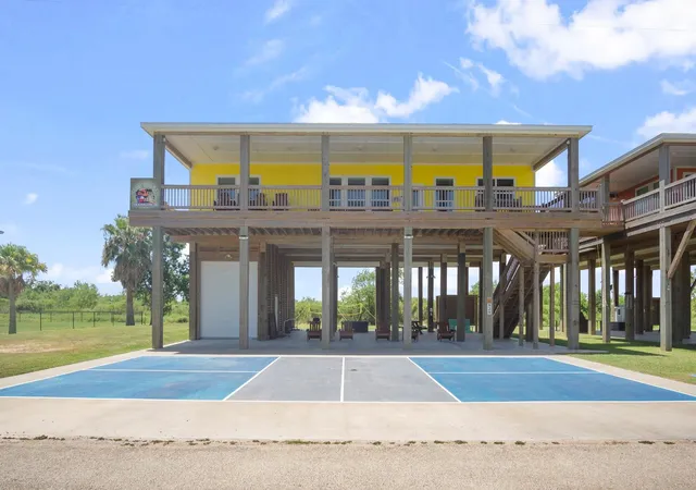 2nd image of 933 & 929 Magnolia Ln Ln, Port Bolivar, TX 77650 | MLS# 9152101