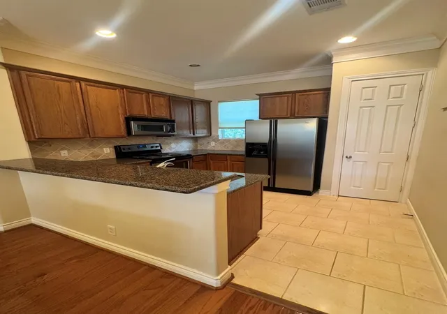 Photo 3 of Single family home for sale at 9007 Harbor Hills Dr, Houston, TX 77054 | MLS# 89852015 | Listing updated on 2026-08-24