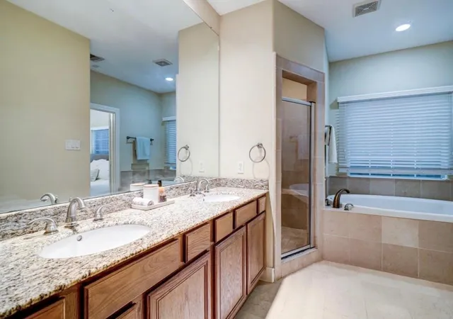 Photo 4 of Single family home for sale at 9007 Harbor Hills Dr, Houston, TX 77054 | MLS# 89852015 | Listing updated on 2026-08-24