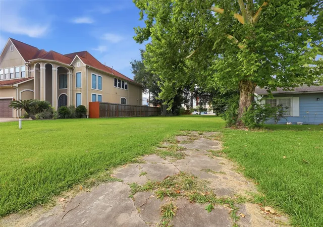 2nd image of 5115 Locust St, Bellaire, TX 77401 | MLS# 55388006