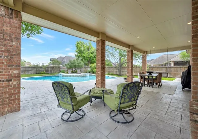 5th image of 51 Deerwood Ct, Lake Jackson, TX 77566 | MLS# 80431014