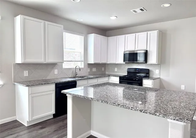 4th image of 303 Black Bear Dr, Huntsville, TX 77320 | MLS# 2957396
