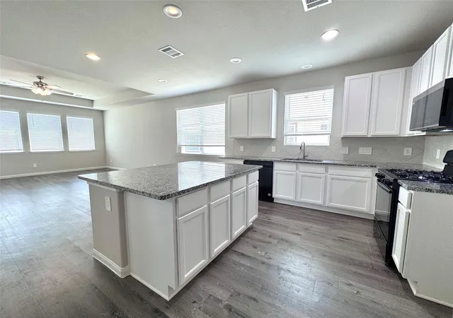 5th image of 303 Black Bear Dr, Huntsville, TX 77320 | MLS# 2957396