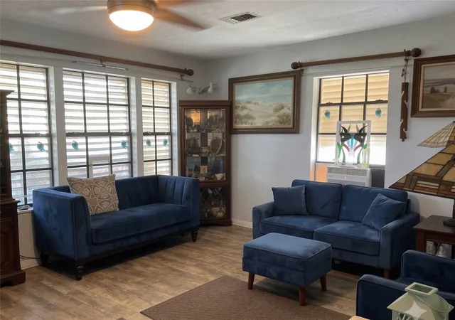 Photo 4 of Single family home for sale at 910 Ave L, Galveston, TX 77550 | MLS# 94651342 | Listing updated on 2026-09-18