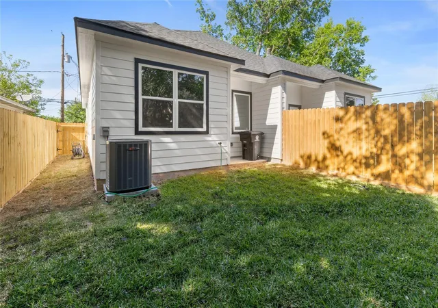 2nd image of 3940 Davenport St, Houston, TX 77051