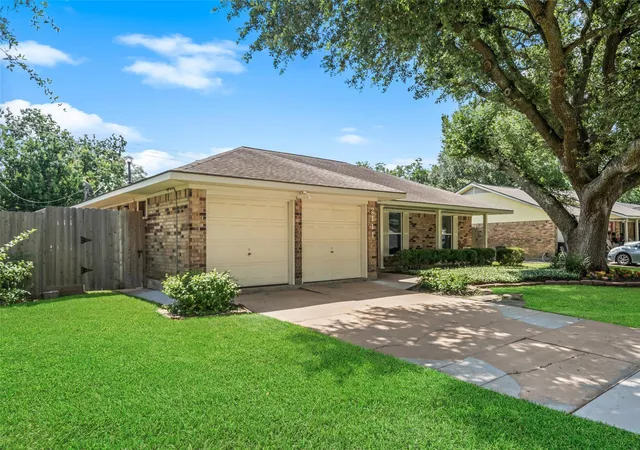2nd image of 2111 Willow Blvd, Pearland, TX 77581 | MLS# 80142859