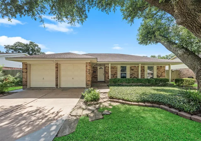 3rd image of 2111 Willow Blvd, Pearland, TX 77581 | MLS# 80142859