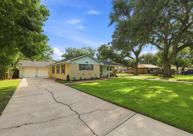 2nd image of 1705 Chilton Dr, Baytown, TX 77520 | MLS# 78654418