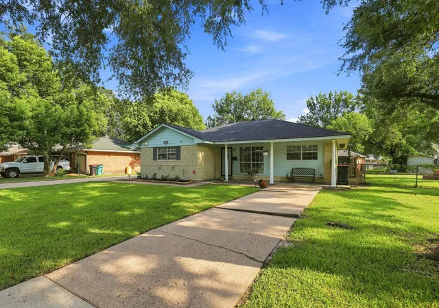 3rd image of 1705 Chilton Dr, Baytown, TX 77520 | MLS# 78654418