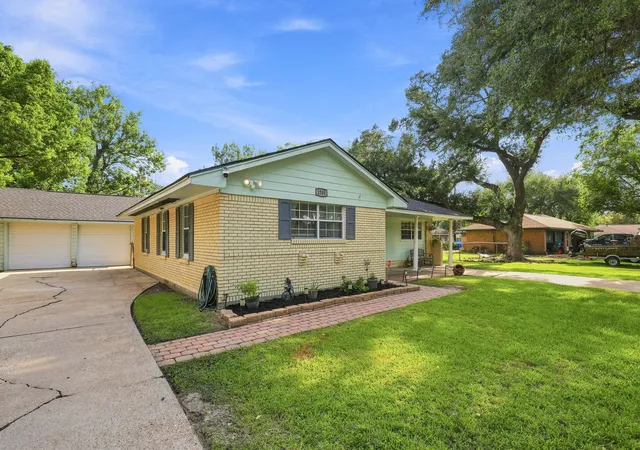 4th image of 1705 Chilton Dr, Baytown, TX 77520 | MLS# 78654418