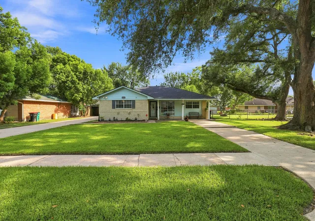 5th image of 1705 Chilton Dr, Baytown, TX 77520 | MLS# 78654418