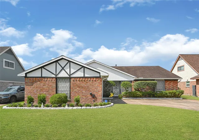 Photo 2 of Sale Pending at 11322 Sagecountry Dr, Houston, TX 77089 | MLS# 5576245 | Listing updated on 2026-09-20